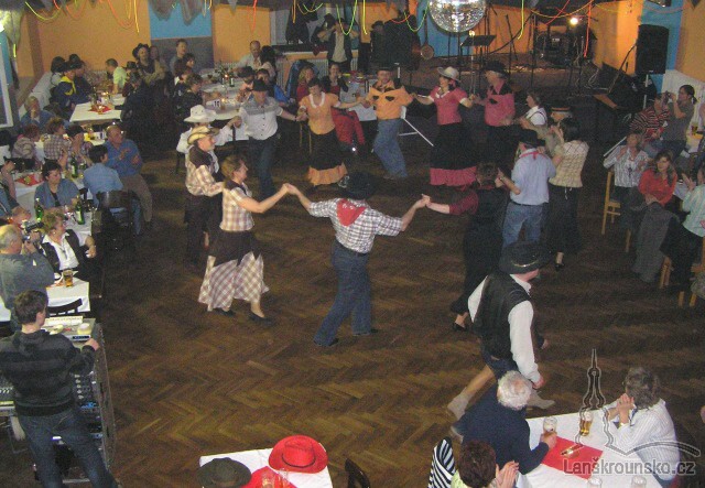 EL2_Krouzek country tancu vystupuje.jpg